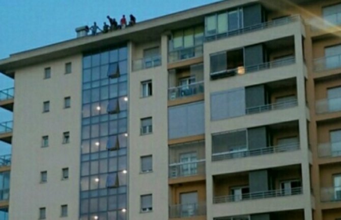 Podgorica: Mladići se popeli  na vrh zgrade, prolaznici šokirani