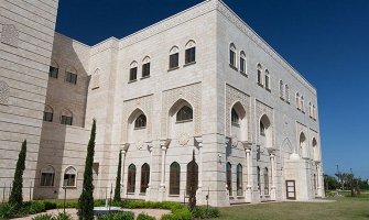 Maskirani napadači nožem povrijedili i upucali vjernika ispred džamije