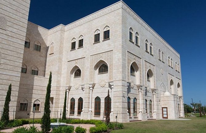 Maskirani napadači nožem povrijedili i upucali vjernika ispred džamije