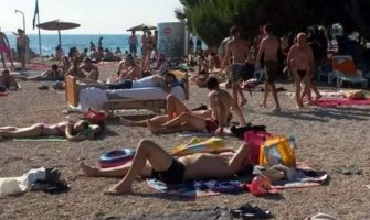 Ovo samo na Balkanu ima: Donio krevet na plažu i sunčao se