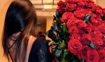 Skriveno značenje cvijeća: Šta znači ako vam neko pokloni žutu, a neko crvenu ružu?