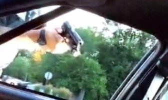 Američka policija ubila još jednog crnca pred djevojkom i djetetom (VIDEO)