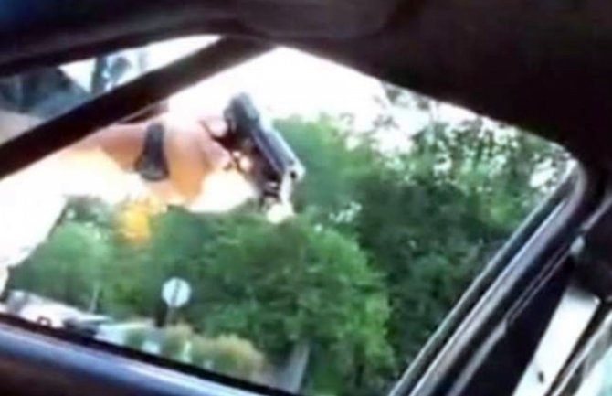 Američka policija ubila još jednog crnca pred djevojkom i djetetom (VIDEO)