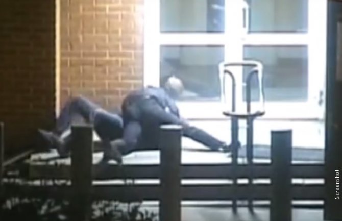 Ruski policajac i američki diplomata se potukli na ulazu u Ambasadu SAD u Moskvi (VIDEO)