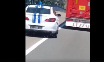 Preticao na punoj liniji policijskim vozilom (VIDEO)
