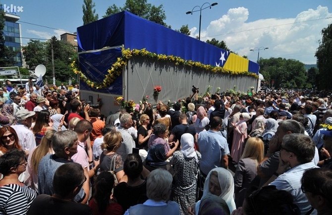 Posmrtni ostaci ubijenih Srebreničana prošli Sarajevom