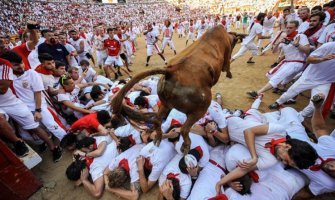 Pamplona: U trci sa bikovima muškarac  proboden rogovima