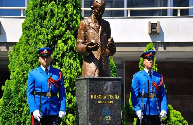 U Teslinu čast otkriven treći spomenik u Beogradu, puštena golubica u Zagrebu (Foto)