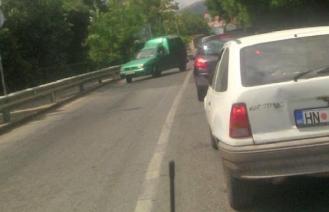 Kotoranin  udario u teretno vozilo, zadobio teške povrede