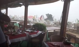 Oluja u Budvi, vjetar nosio suncobrane, stolice(VIDEO)