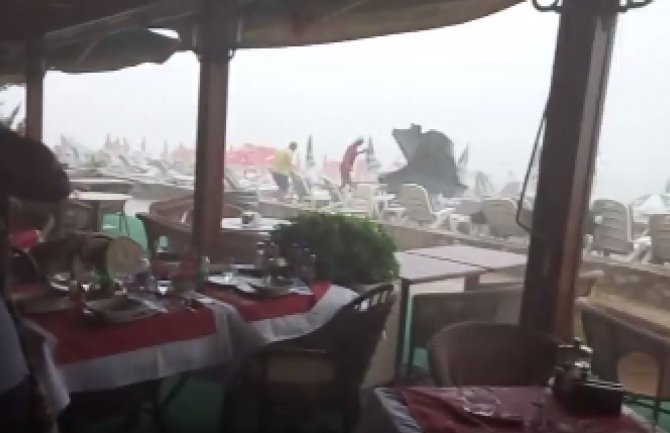 Oluja u Budvi, vjetar nosio suncobrane, stolice(VIDEO)