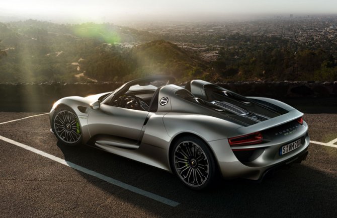 Porsche 918 povučen zbog pojasa