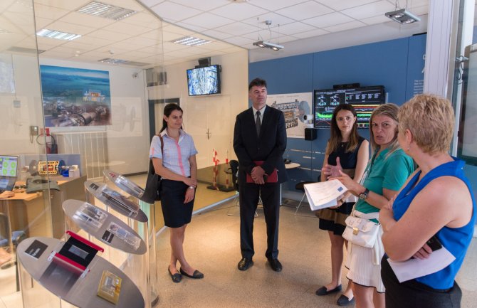 Petrušić u posjeti CERN-u, sreo se sa crnogorskim studentkinjama