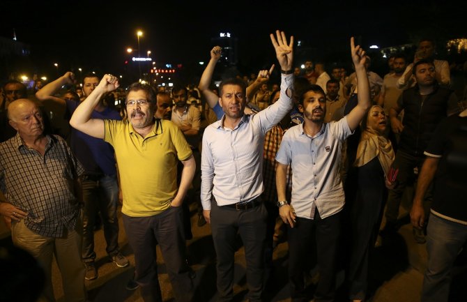 Erdogan sa nepoznate lokacije potvrdio vojni puč, pozvao građane da izađu na ulice