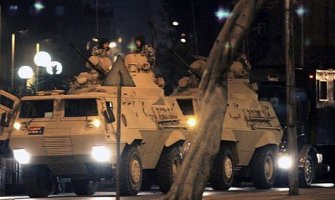 Uznemirujući snimci iz Turske: Tenk gazi civile i helikopter puca na njih (VIDEO)