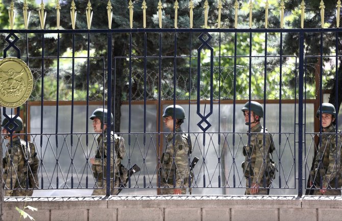 Antivladine snage otele turski brod: Komandanta flote drže kao taoca