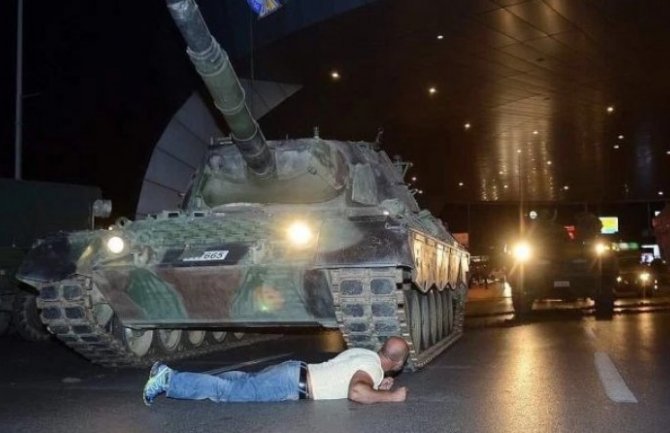 Istanbul:Pazarac legao pod tenk i zaustavio ga!