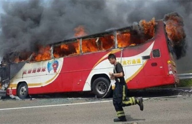 Autobus udario u ogradu i zapalio se, 26 turista stradalo (FOTO)