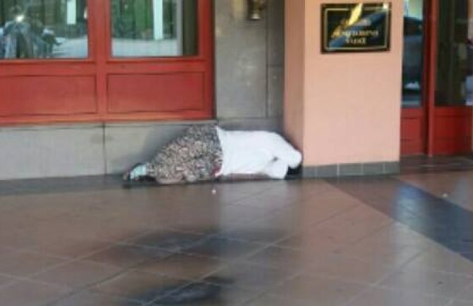 Majke iz Rožaja prespavale ispred Ministarstva, Marić obećao pomoć