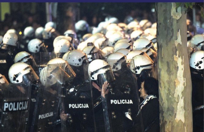 Objavljena knjiga o postupanju policije na protestima u oktobru 2015.