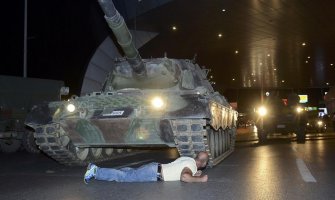 Dva tenka su prešla preko njega na ulicama Istanbula: Mogao sam bježati ili leći na ulicu (VIDEO)