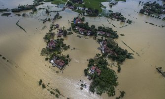 Katastrofalne poplave u Kini: Najmanje 100 osoba poginulo ili se vodi kao nestalo (VIDEO)