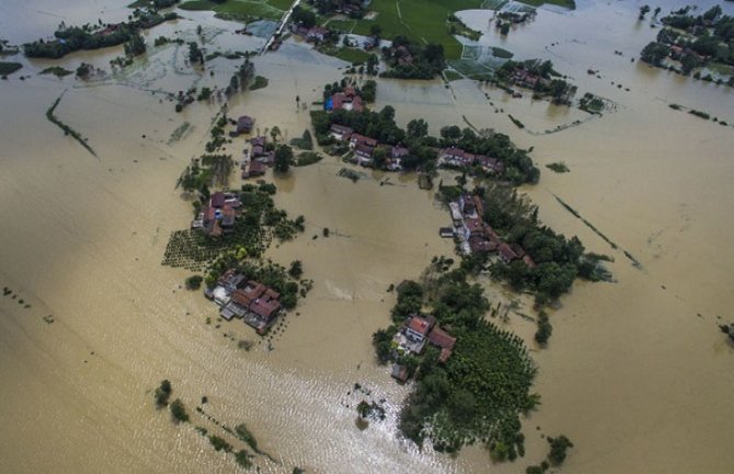 Katastrofalne poplave u Kini: Najmanje 100 osoba poginulo ili se vodi kao nestalo (VIDEO)