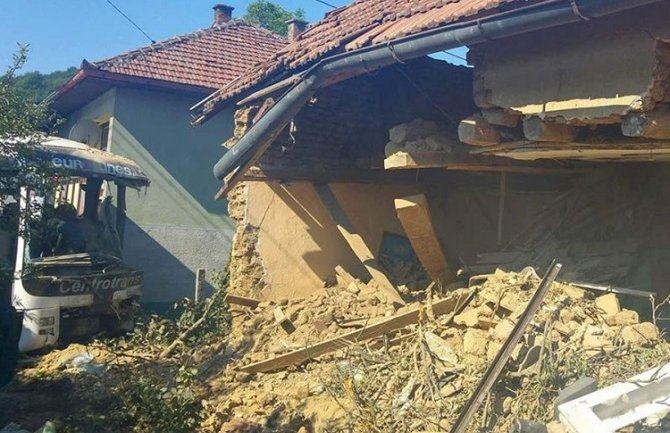 Stravičan udes u Bosni: Autobus udario u kuću, povrijeđeno 11 osoba