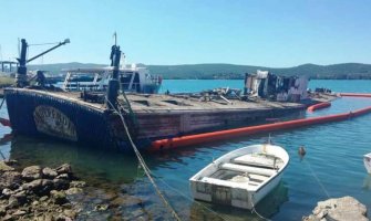Tivat: Brod potonuo, traži se vlasnik (FOTO)