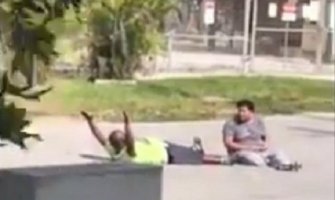 SAD: Policajac upucao crnca iako je držao ruke uvis (VIDEO)