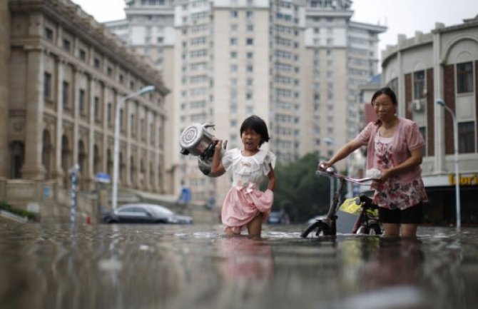 Poplave u Kini odnije više desetina života, milioni evakuisani