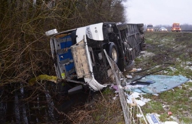 Autobus sa tinejdžerima sletio u Francuskoj: Najmanje 13 povrijeđenih