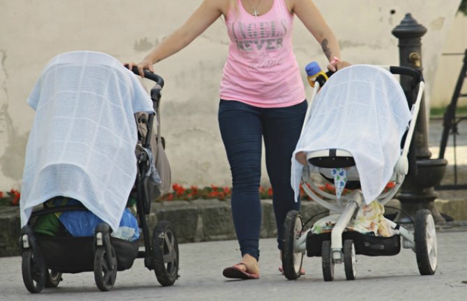 Upozorenje za roditelje: Evo zašto je opasno pokrivati bebina kolica na suncu