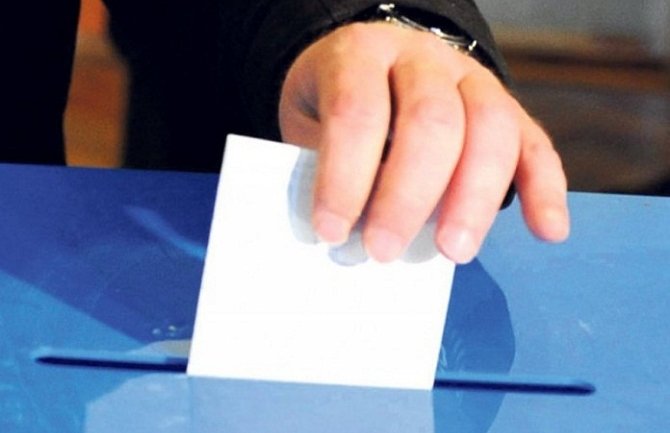 DPS: Demokrate, dođite kući i očistite Žabljak koji ste naružili lijepljenjem propagandnog materijala