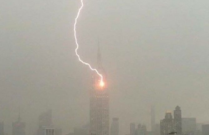 Snimio udar munje u Empajer stejt bilding