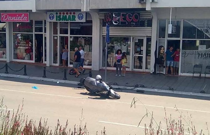 Automobilom udario u zaštitnu ogradu,polomio stubiće,povrijedio prolaznika i pobjegao!(FOTO)