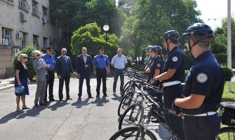Ambasada SAD-a donirala pet patrolnih bicikala policiji (FOTO)