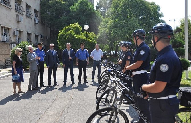 Ambasada SAD-a donirala pet patrolnih bicikala policiji (FOTO)