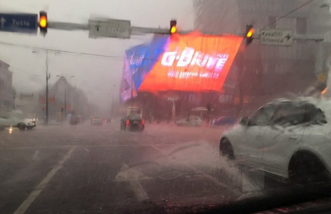 Snažan vjetar i grad pogodili Sarajevo: Pojedini dijelovi grada nakratko ostali bez električne energije