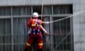 Hrabri vatrogasac spriječio trudnicu da skoči sa zgrade  (Video)