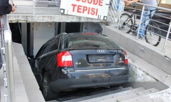 Bijelo Polje: Audi završio na stepenicama (FOTO)