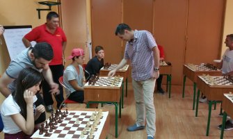 Kalezić odigrao simultanku na 20 tabli sa polaznicima Ljetnje škole na Ivanovim koritima