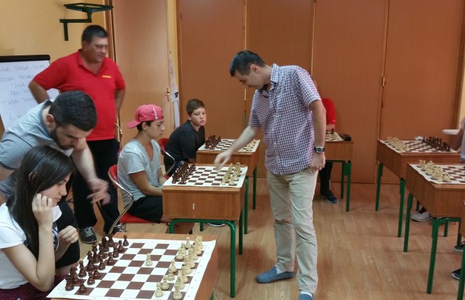 Kalezić odigrao simultanku na 20 tabli sa polaznicima Ljetnje škole na Ivanovim koritima