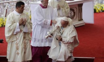 Papa Franja pao tokom mise (VIDEO)