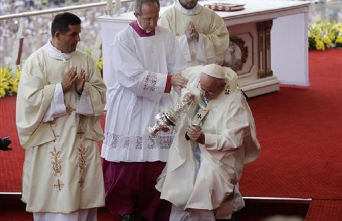 Papa Franja pao tokom mise (VIDEO)