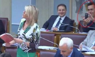 Šok u Skupštini: Dok je poslanica pričala, poslanik je slikao s leđa (Video)