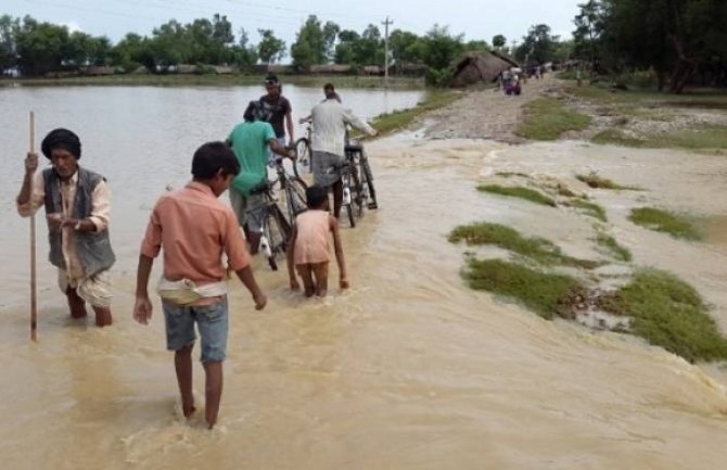 Snažne poplave u Nepalu i Indiji odnijele najmanje 90 života 