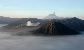 Indonezija:Ritual prinošenja žrtve vulkanu (VIDEO)