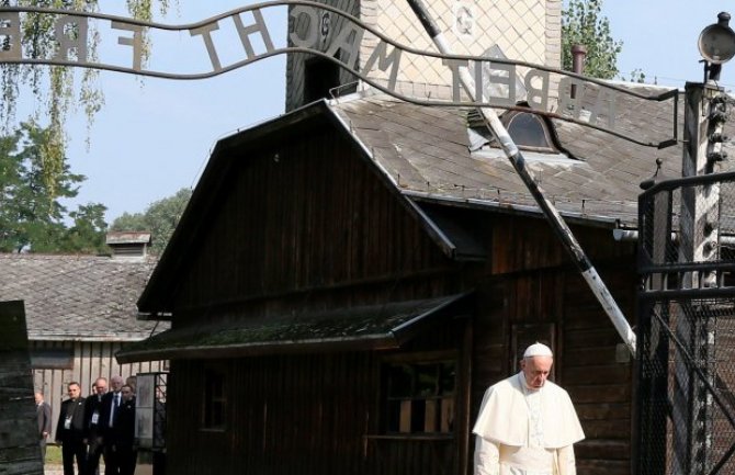 Papa posjetio Aušvic: Molitva u tišini za ubijene