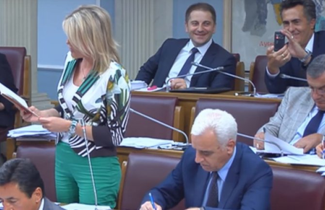 Skupštinski paparaco: U žaru šale slikaju se poslanici